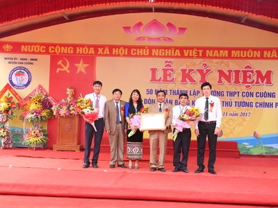 Trường THPT Con Cuông đón nhận Bằng khen của Thủ tướng Chính phủ