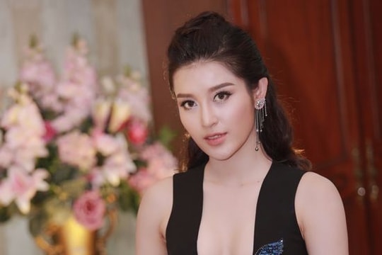 Á hậu Huyền My mặc váy hở bạo vòng 1