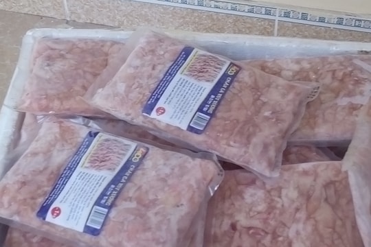 Bắt vụ vận chuyển 80kg chân gà rút xương không rõ nguồn gốc