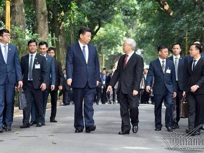 Tổng bí thư Nguyễn Phú Trọng đi dạo cùng Chủ tịch Tập Cận Bình