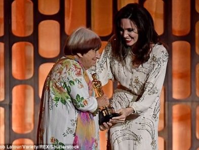 Angelina Jolie đẹp lộng lẫy trong lễ trao giải danh giá Governors Awards 2017