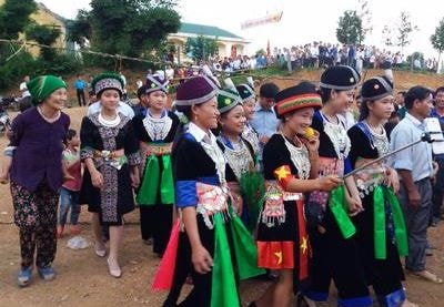 Bản Thái, bản Mông vui ngày hội đại đoàn kết