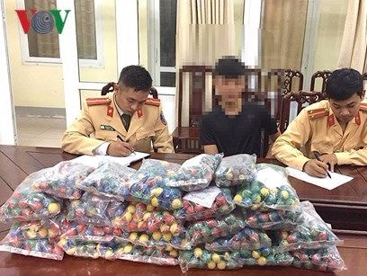 Nam sinh lớp 11 vận chuyển 2.300 quả pháo bằng xe đạp điện