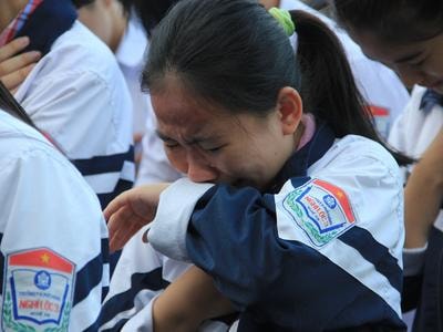 Học sinh Nghệ An khóc ròng trong buổi học kỹ năng sống