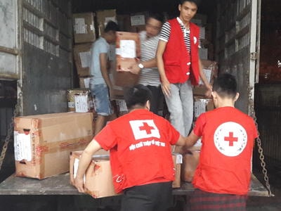 Trao quà trị giá gần 1 tỷ đồng cho học sinh nghèo