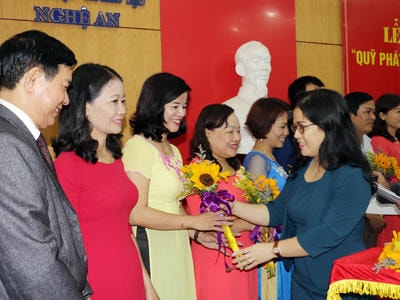 16 giáo viên Nghệ An được trao thưởng 'Quỹ phát triển tài năng giáo dục'