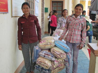 700 chăn ấm tặng bà con Đan Lai