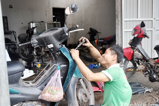 Người đàn ông 37 năm 'đi bằng tay' sửa xe máy