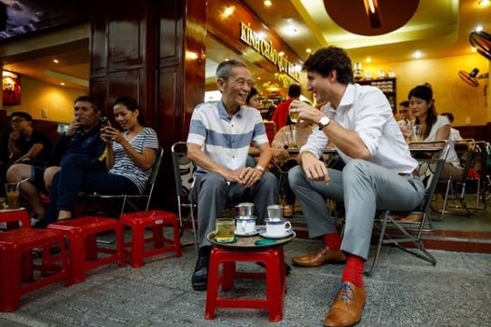 Quán cà phê cóc ở TP HCM 'hot' sau khi Thủ tướng Canada ghé thăm