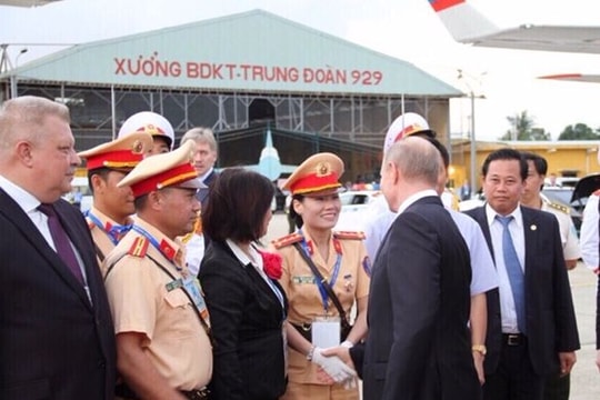 Nữ cảnh sát Việt Nam 'khiến' Tổng thống Nga Putin bắt tay cảm ơn