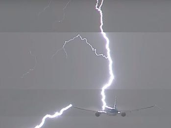 Máy bay bị sét đánh kinh hoàng ở Hà Lan