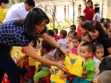 Bưu điện Nghệ An trao 518 suất quà học sinh xã nghèo xã Châu Thuận