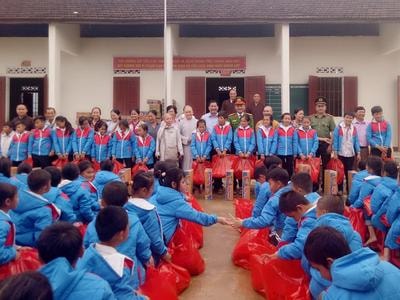 Trao 180 suất quà cho học sinh nghèo dân tộc thiểu số
