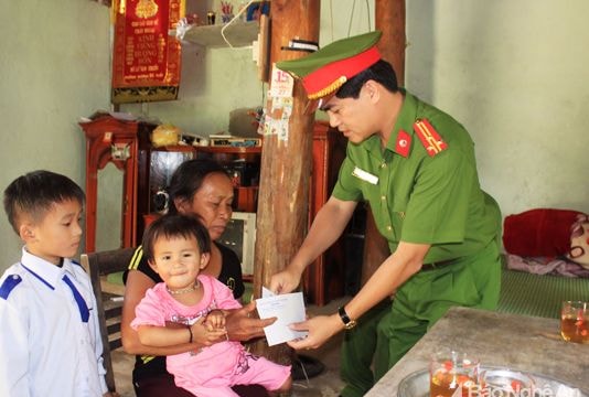 Ban ATGT tỉnh thăm, tặng quà gia đình các nạn nhân tai nạn giao thông