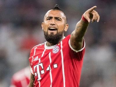 HLV Wenger nên mua cả Fekir và Vidal