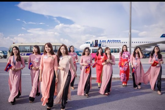 Câu lạc bộ ươm mầm nữ sinh đón VIP