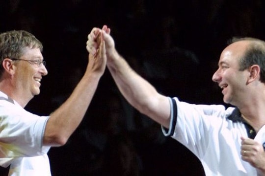 Sở thích rửa bát của 2 tỷ phú giàu nhất thế giới