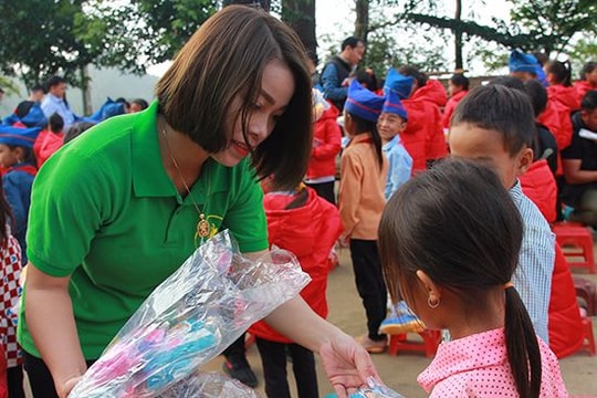 Vượt hơn 300km tặng quà cho học sinh người Mông vùng biên giới