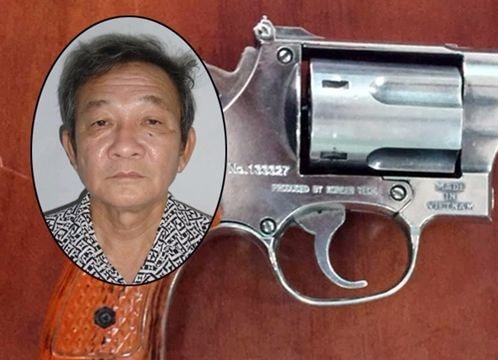 Nghi công nhân dùng bùa ngải, ông chủ dí súng vào đầu dọa bắn