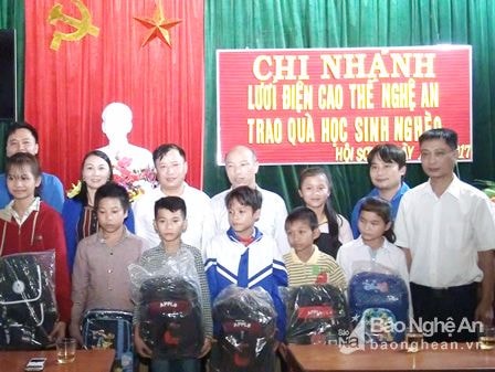 Trao quà trị giá 20 triệu đồng cho trường THCS Hội Sơn