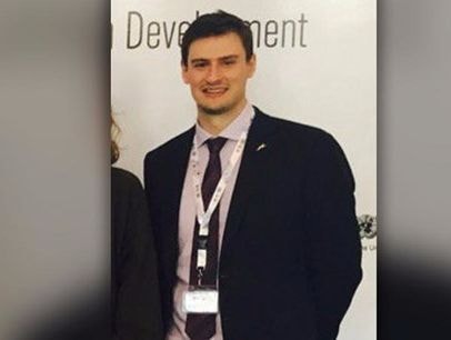 Leo lên nóc nhà ngắm ánh sáng, nhà ngoại giao Australia rơi xuống đất tử vong