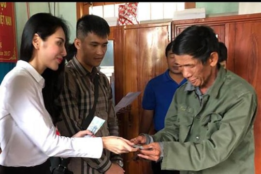 Vợ chồng Công Vinh đem theo 550 triệu ủng hộ đồng bào lũ lụt