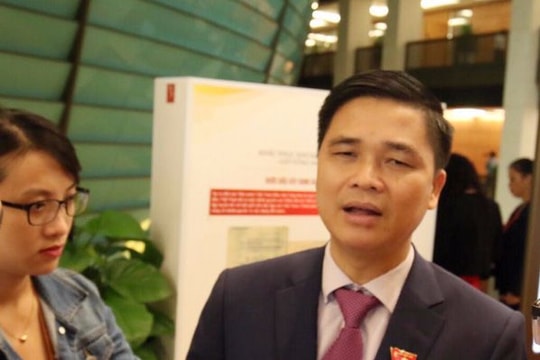 Cho công chức làm việc ở nhà hay đến cơ quan chấm công quẹt thẻ?