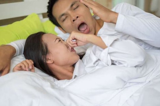 Tại sao hơi thở lúc thức giấc có mùi khó chịu?