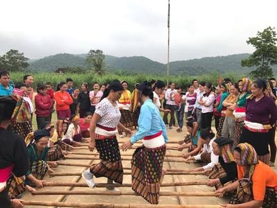 Lên vùng cao vui Ngày hội đại đoàn kết