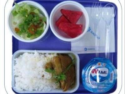 Đường sắt tặng suất ăn 'tiêu chuẩn hàng không' để kéo khách trở lại