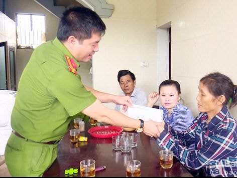 Thăm hỏi các gia đình có nạn nhân tử vong do tai nạn giao thông ở Diễn Châu