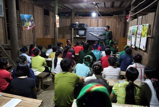 Theo chân các bà, các chị đi học chữ ban đêm