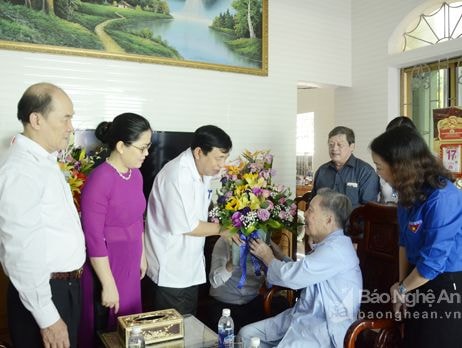 Chủ tịch UBND tỉnh Nguyễn Xuân Đường chúc mừng các nhà giáo tiêu biểu