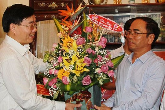 Phó Bí thư Tỉnh ủy Nguyễn Văn Thông chúc mừng Ngày nhà giáo Việt Nam