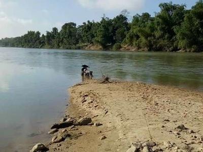 Người đàn ông mất tích bí ẩn, để lại xe máy trên sông