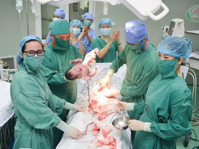 Em bé thụ tinh trong ống nghiệm đầu tiên ra đời tại Nghệ An