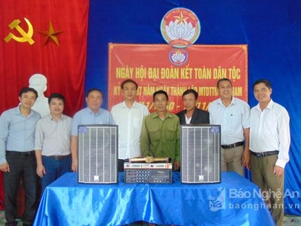 Văn phòng Tỉnh ủy tặng quà nhân Ngày Đại đoàn kết toàn dân tộc