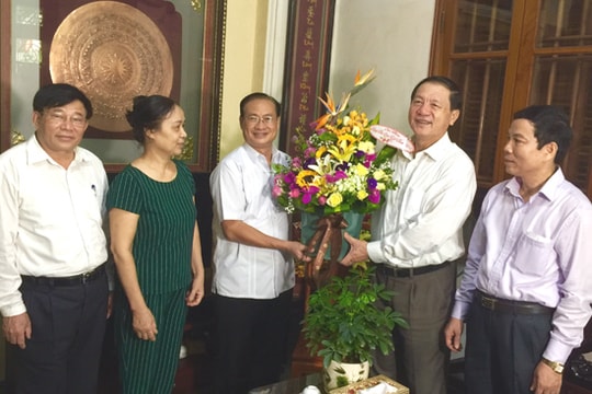 Phó Chủ tịch UBND tỉnh Lê Minh Thông chúc mừng các nhà giáo tiêu biểu