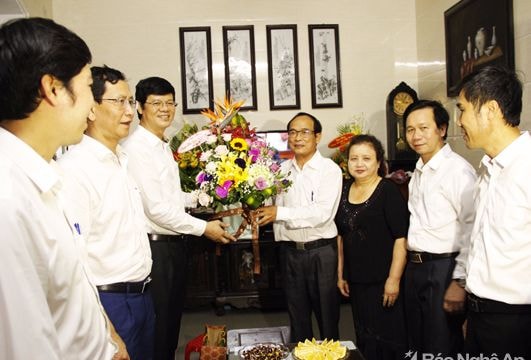 Phó Chủ tịch UBND tỉnh chúc mừng các cựu giáo chức nhân ngày Nhà giáo Việt Nam