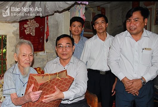 Ủy ban MTTQ tỉnh chúc mừng các nhà giáo tiêu biểu