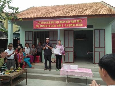 Bàn giao nhà Đại đoàn kết cho phụ nữ đơn thân