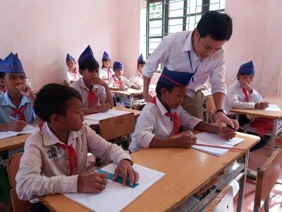 Thầy giáo trẻ 'quê lúa' gắn bó với học trò vùng cao