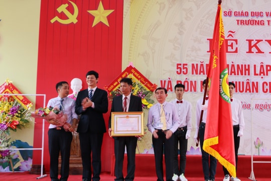 Trường THPT Thái Hòa đón nhận Huân chương Lao động hạng Nhì