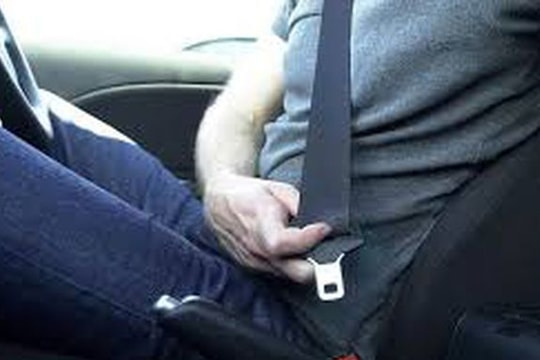 Ngồi ghế sau ô tô không thắt dây an toàn sẽ bị phạt tiền