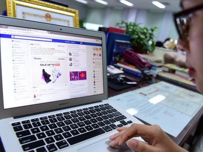 Sửa luật để thu thuế Google, Facebook?
