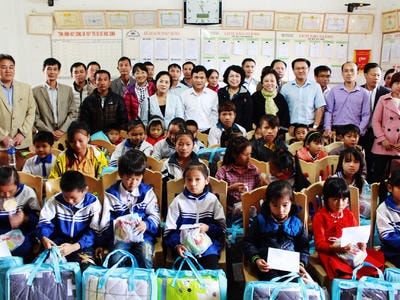 Đoàn Đại biểu Quốc hội thành phố Hồ Chí Minh tặng quà cho học sinh nghèo Quế Phong