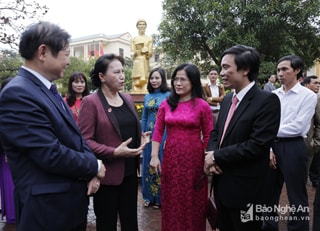 Chủ tịch Quốc hội thăm Trường THPT chuyên Phan Bội Châu