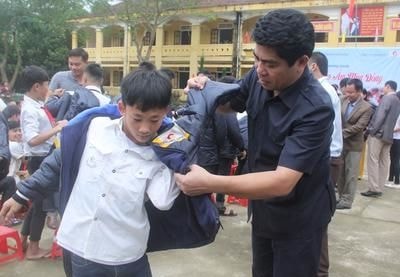 Trao 1000 áo ấm cho học sinh 2 xã khó khăn tại Con Cuông