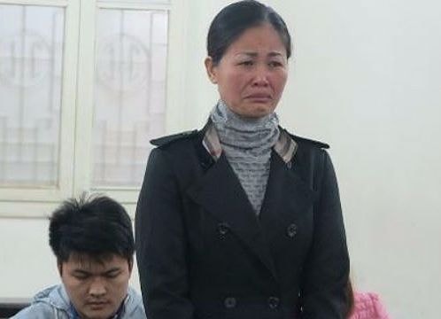 Khóc ròng tại tòa khi bị xử lỗi mang nước mắm quấy rối trụ sở xã