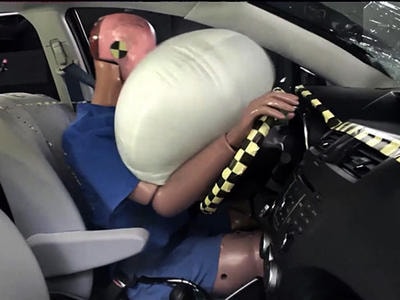 Khi nào túi khí trên xe hơi sẽ bung?